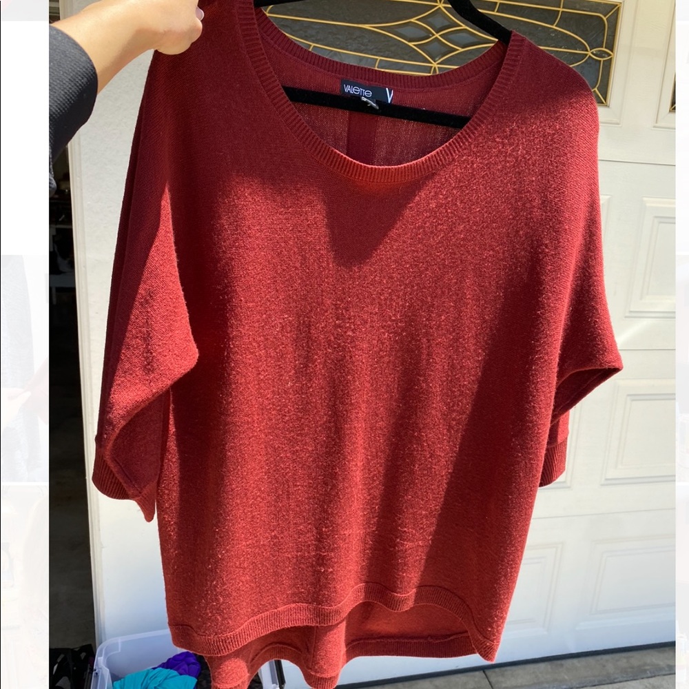 Mid-sleeve red sweater